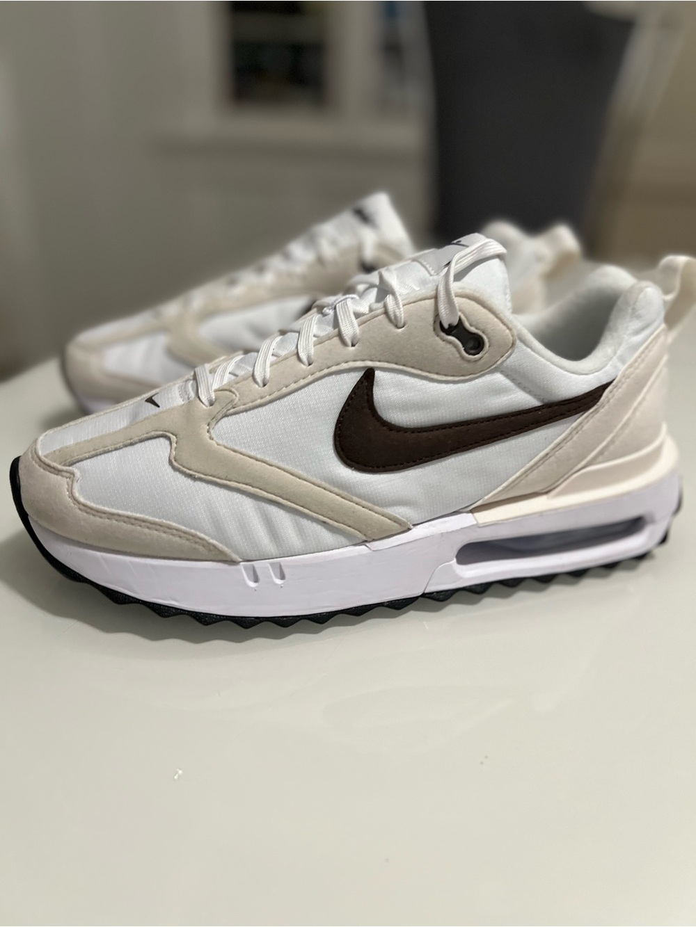 Nike Women’s White and Black Casual Running Sneakers Sz 9 - Picture 2 of 7